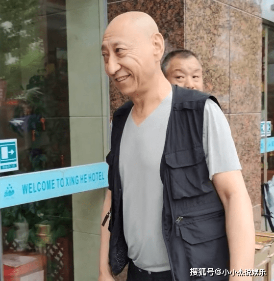 62岁张春仲出现横店街头,笑起来眼角皱纹明显:是电视剧老面孔了