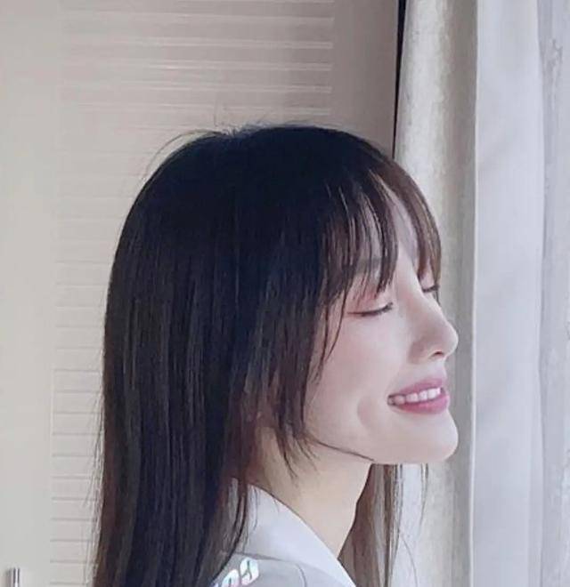 鼻梁高耸凸出,下巴圆润浑厚,显示非常不自然,山根更是高的可怕,整个