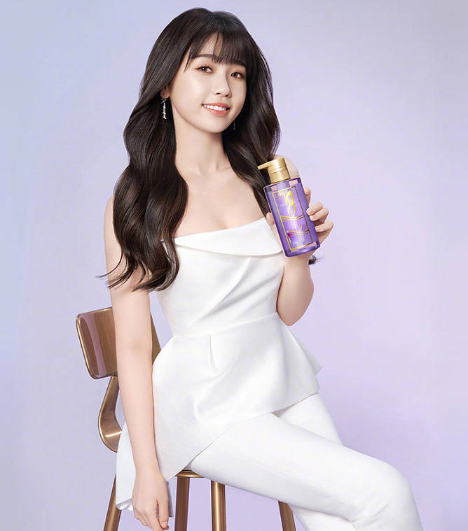 原创25岁的虞书欣终于营业了晒出一张封面照2小时点赞数破6万