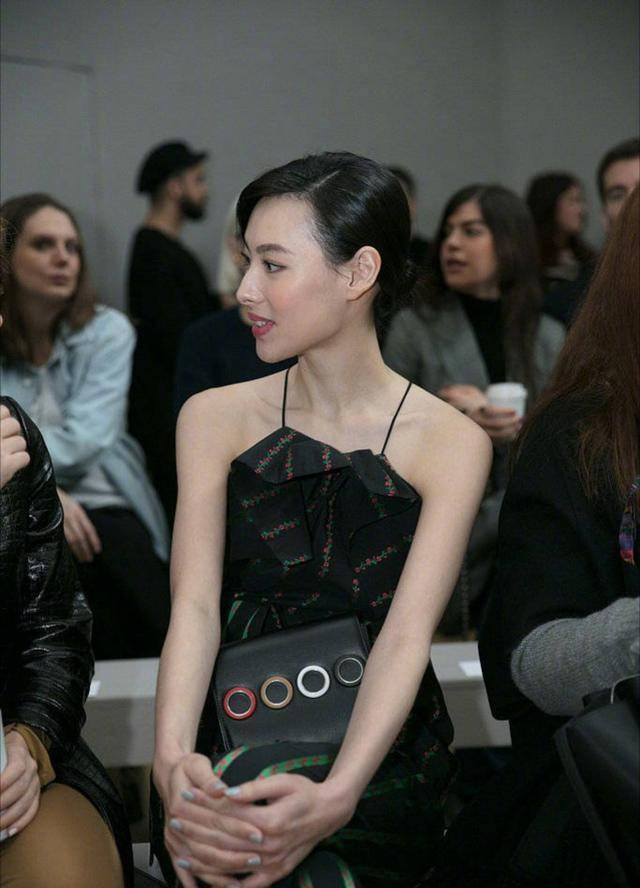 梁洛施堪称零号身材 穿最小码挂脖装亮相时装周 瘦到骨骼凸起 良品联社女性美容时尚经验分享专业平台