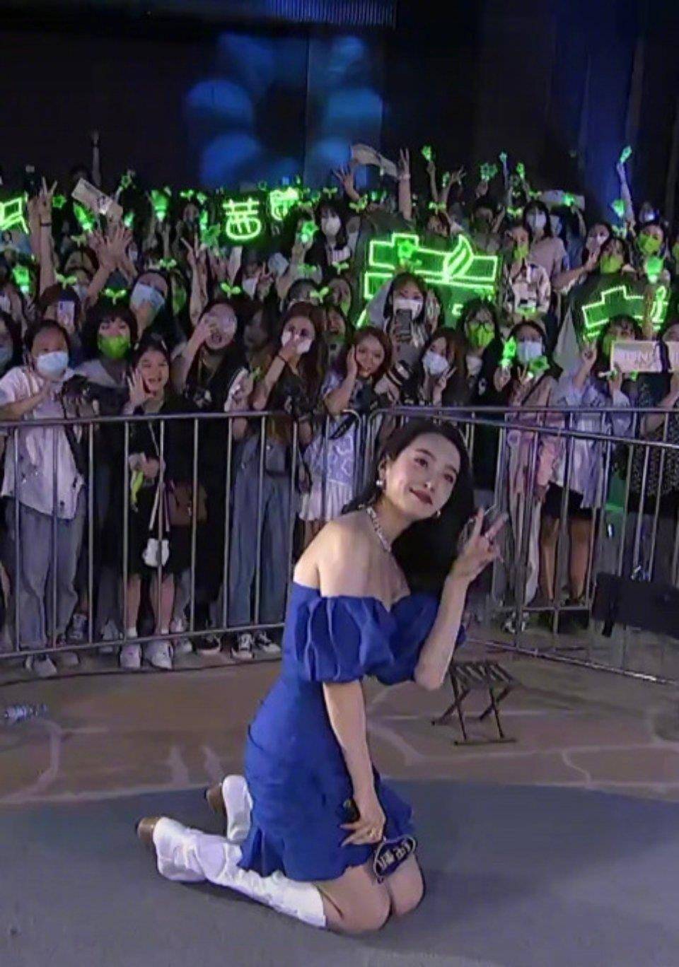 双向奔赴,为了不挡住粉丝,宋茜跪地和粉丝合照