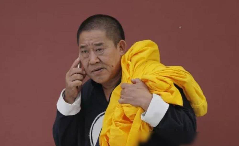 原创他是国家一级演员因嘴歪演一辈子坏人如今孙女好像遗传了