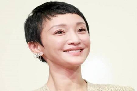 周迅一向走清纯路线的章子怡换上这种类似板寸的造型尚算可以,至少不