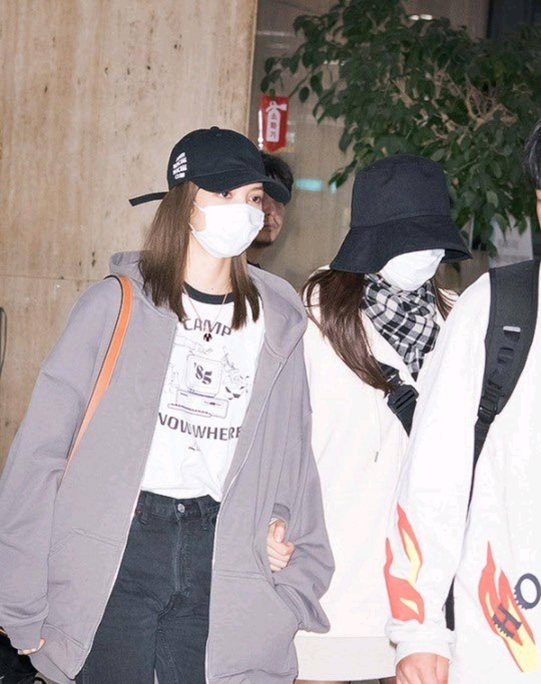 粉墨姐妹花素颜现身机场 戴帽子口罩全副武装 神情疲惫状态差 Lisa