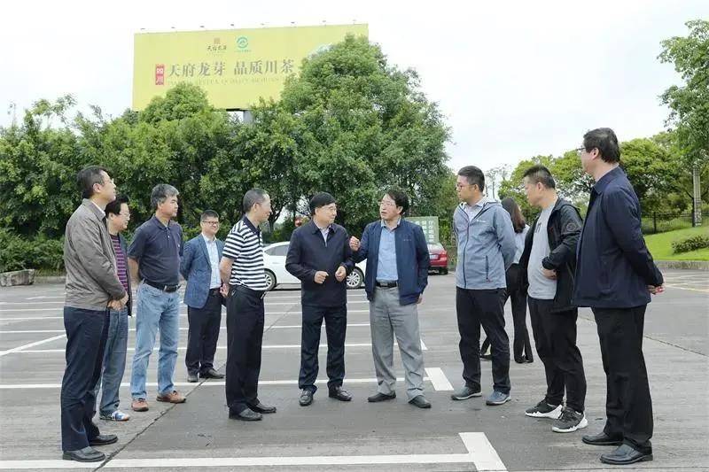 宜宾市副市长陶学周陪同科技部中国农村中心主任邓小明到川茶集团调研