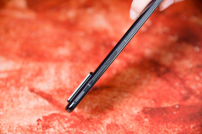 上手|强劲且轻薄的骁龙888游戏手机，西装狂魔腾讯红魔6R上手