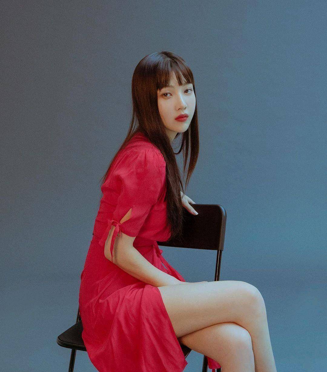 朴秀荣晒照厌世脸满分玫红色长裙映衬白皙肌肤对眼让气质全无