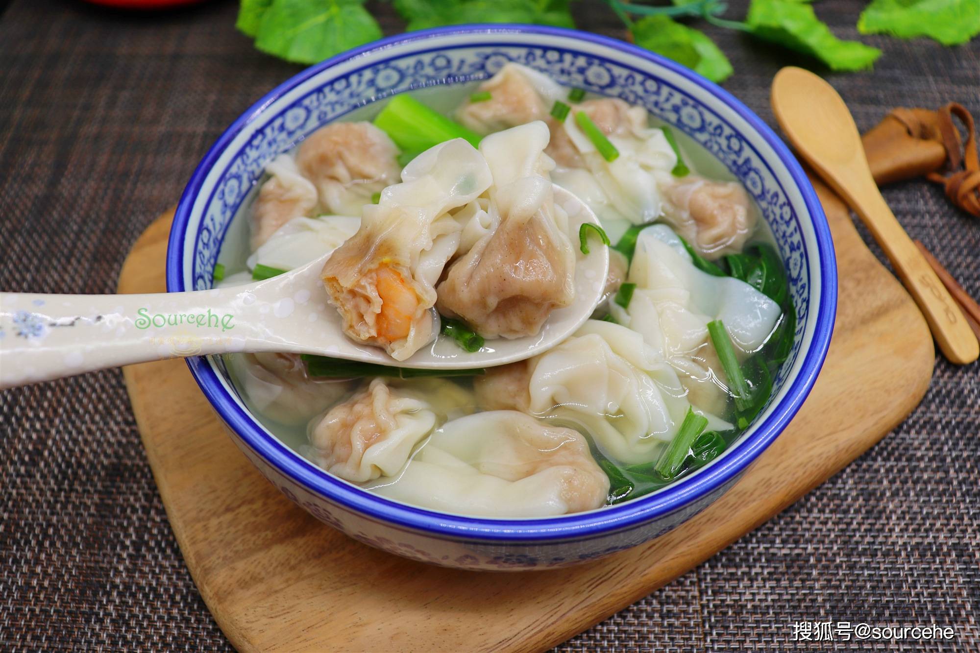 广东人常吃的早餐,海鲜云吞,皮薄馅多,整只虾的爽口,特满足!_速冻