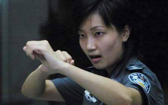 原创中国美女保镖边梅曾保护过13国元首穿8斤钢板手枪从不离身