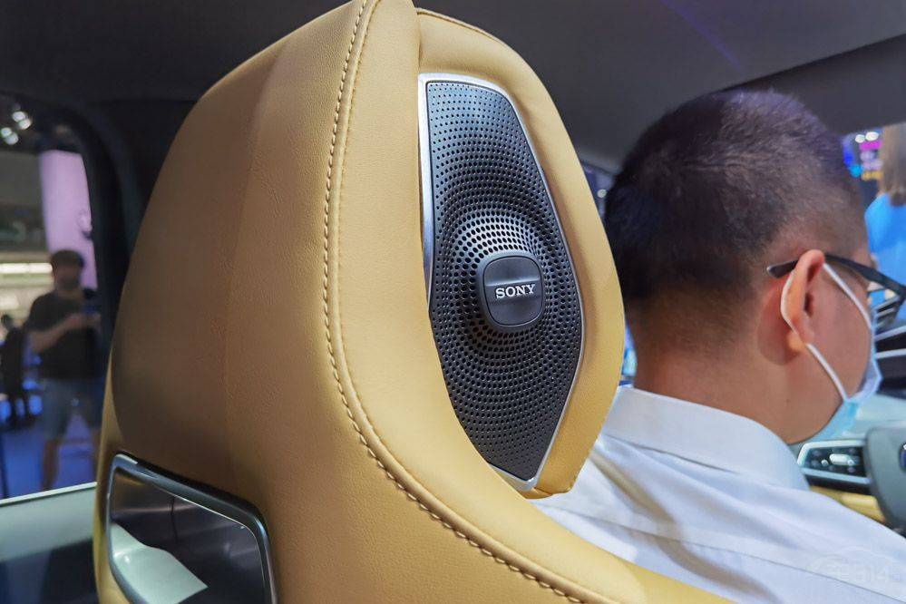 主驾头枕音响可以把导航声音切到头枕,只有驾驶员可以听到!