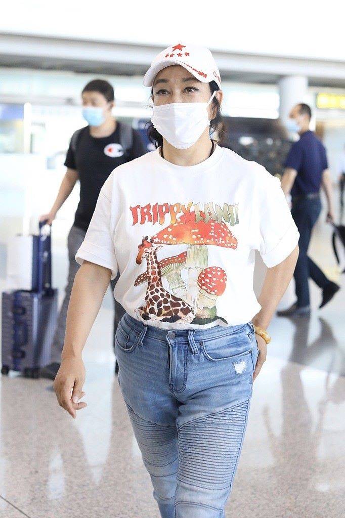 刘晓庆走机场被拍 素颜次次都真实 出油蜡黄早就是71岁真实样 良品联社女性美容时尚经验分享专业平台 刘晓庆走机场被拍 素颜次次都真实 出油蜡黄早就是71岁真实样 良品联社女性美容时尚经验分享专业平台