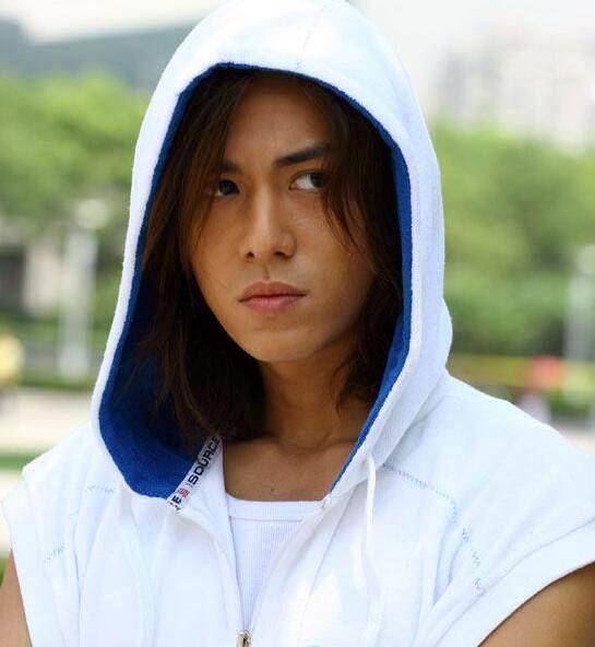 这次他答就下了,就这样他出演《大灌篮》饰演篮球高手"萧岚"