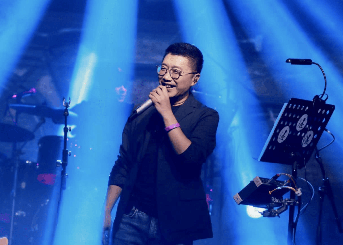 他本是酒吧驻唱,凭借《两只蝴蝶》爆火,却在当红时销声匿迹_庞龙