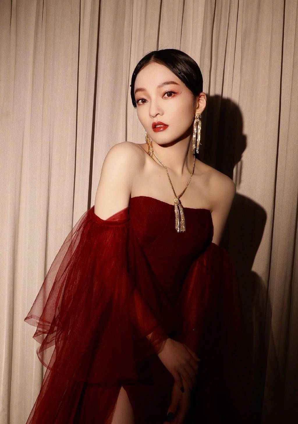 张韶涵穿宫廷风朱砂长裙妩媚迷人 秀香肩嫩腿超美