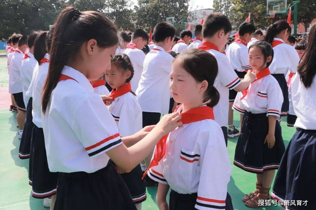 你的节日 你的荣光:漯河育才小学举行庆六一新队员入队仪式