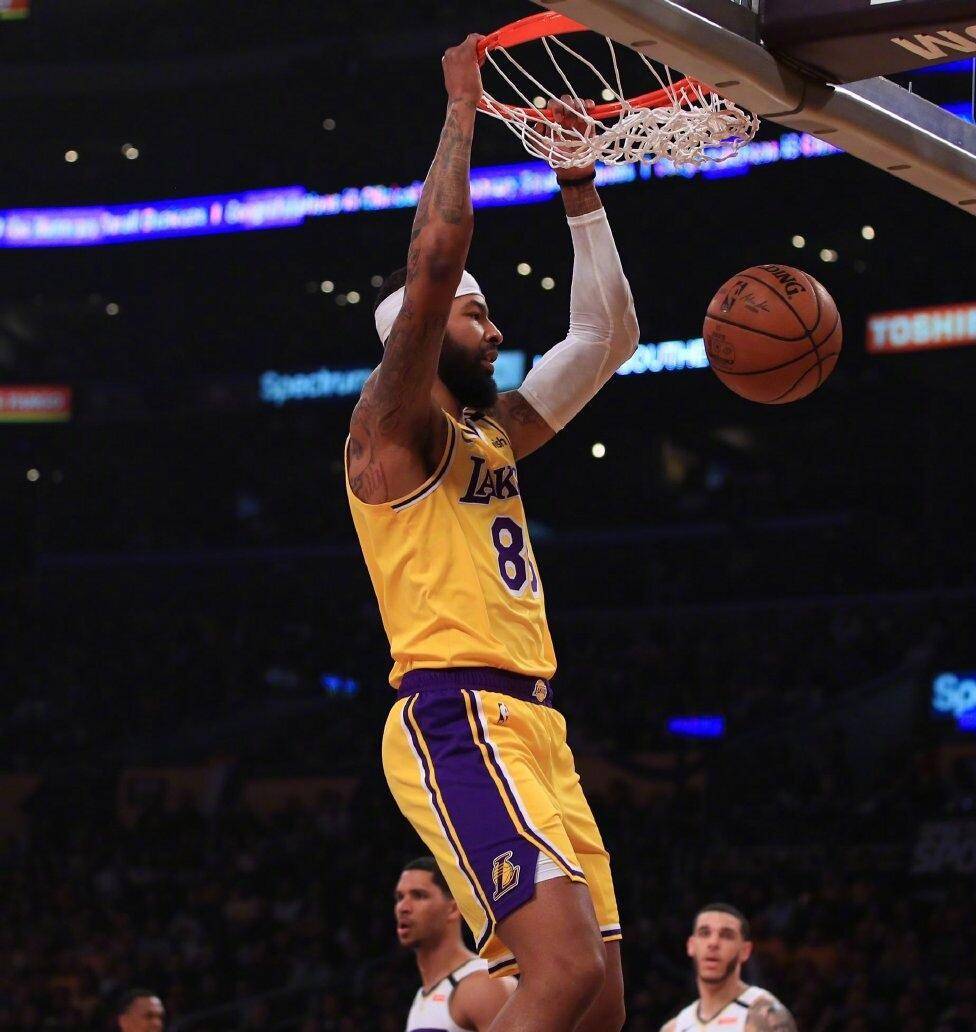 湖人疯狂变阵!4场0球神塔直接先发,场均1.5分辅佐詹皇延续神迹_莫里斯