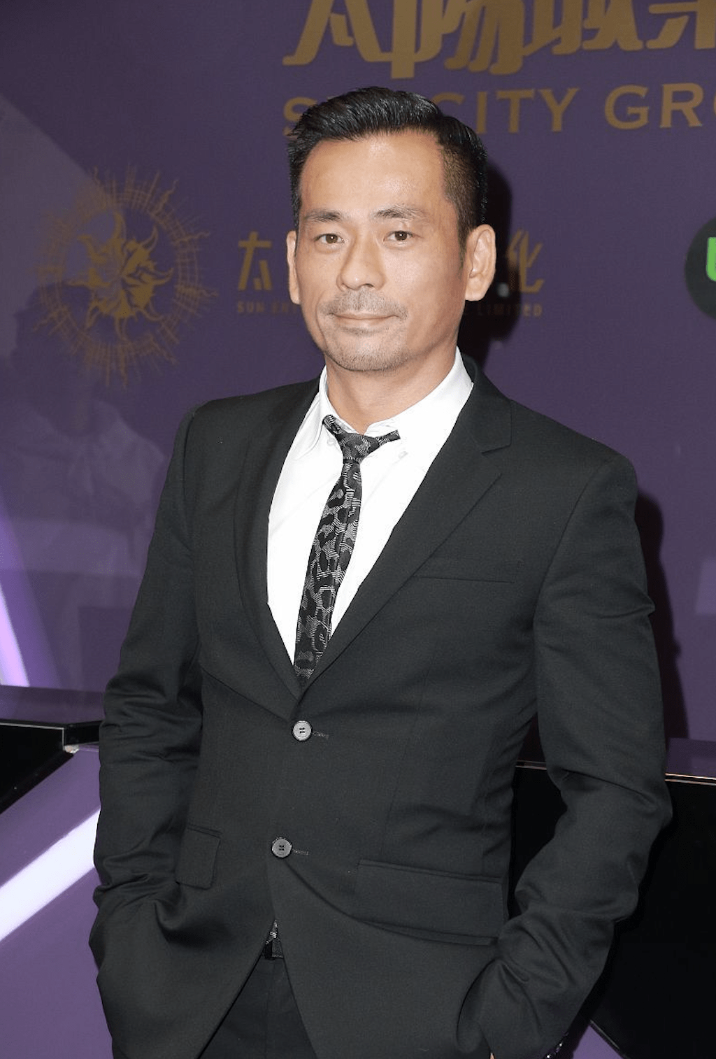 原创洗米华包酒店与6岁女儿庆生,父女同天生日,泳池中嬉戏尽展父爱