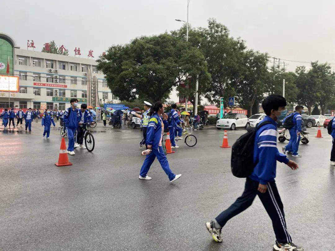 任丘第四中学人行过街信号灯已安装调试完毕正式投入使用