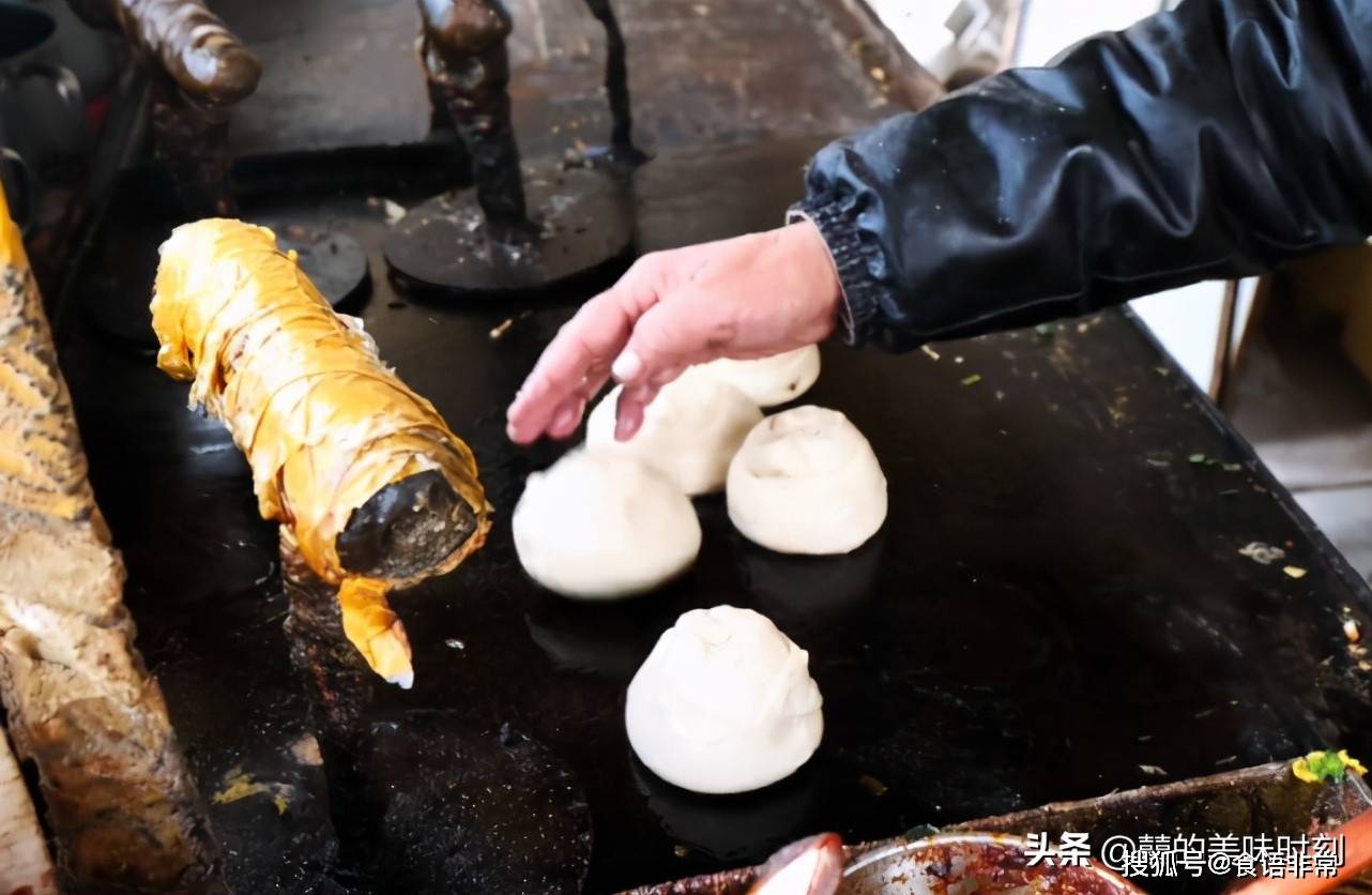 原創曹縣大姐路邊賣特色早餐,加雞蛋能賣4元1個,當地人天天吃也不膩