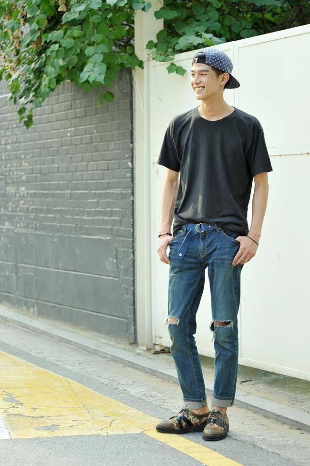 适当的加入一些轻松的元素也能让整体搭配舒适而不失清爽,破洞牛仔裤