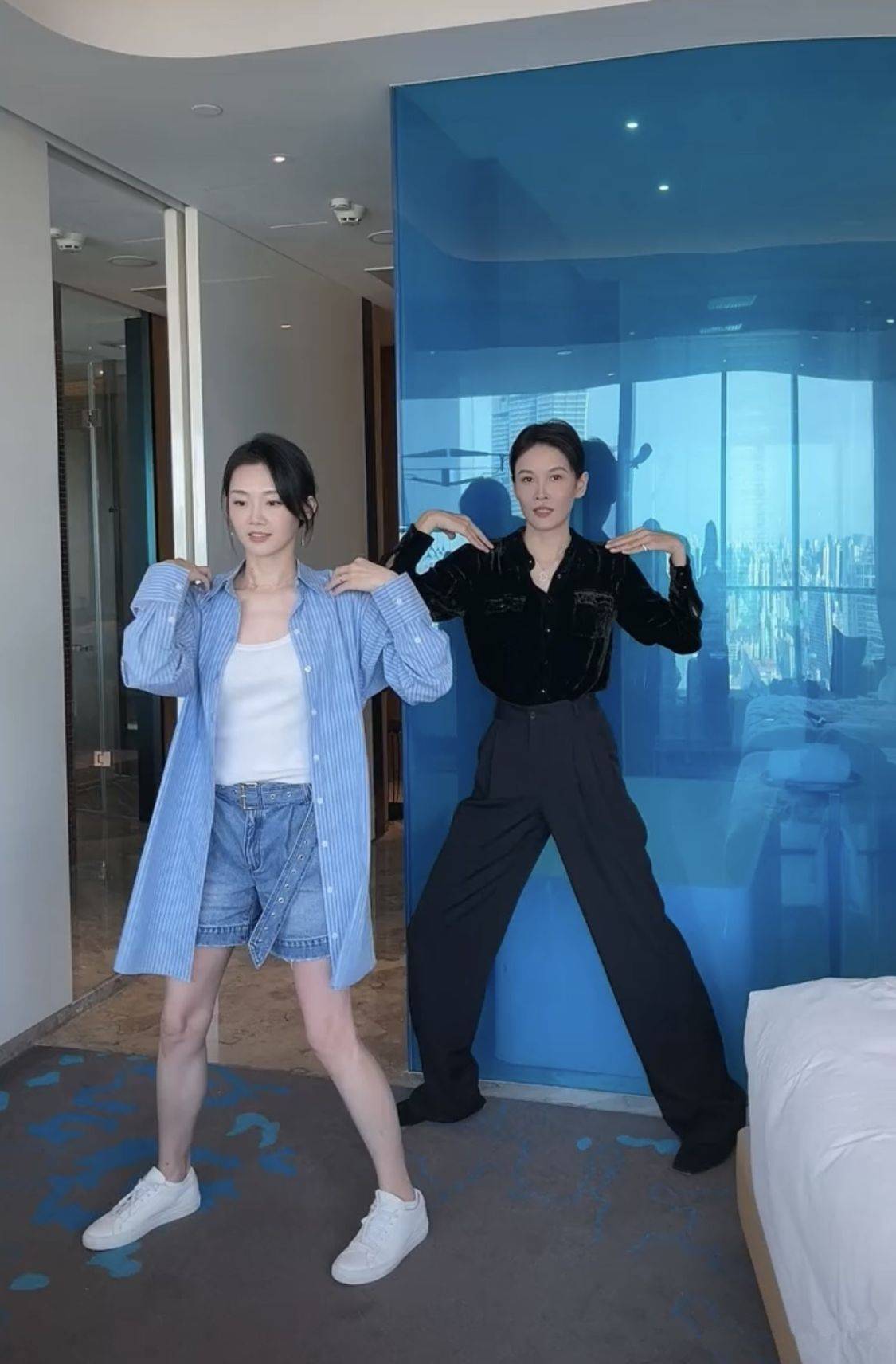 原创苗苗跟张蓝心合影,被衬托成清纯美少女,网友:张蓝心估计心塞了