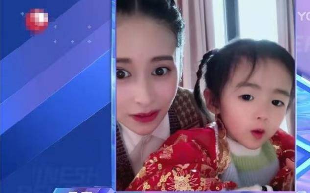 原创颖儿携女为老公助阵,2岁女儿长相首次曝光,同款单眼皮太像爸爸