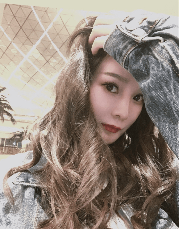 杨幂替身卓亨瑜晒近照儿子乖巧可爱像瓷娃娃凭明星脸嫁入豪门