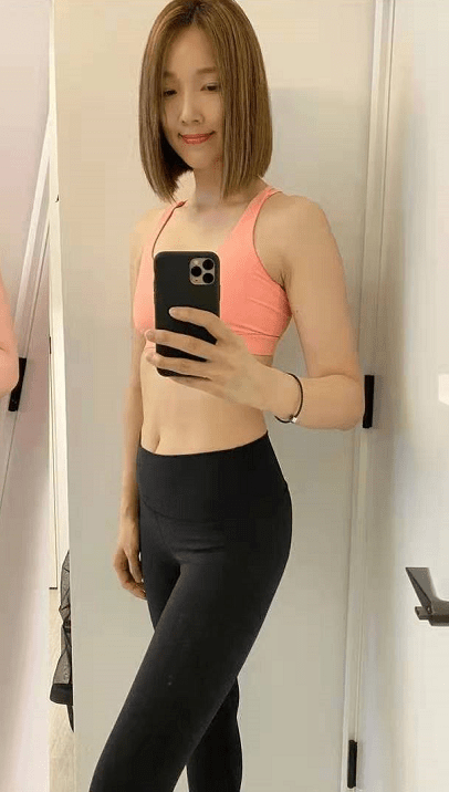 李亚男晒健身照自称瘦12斤,小腹平坦线条优美,看不出是俩娃的妈