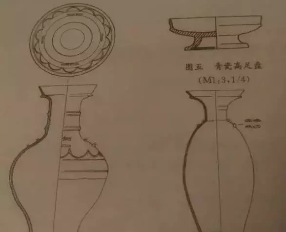 施工过程中从地下发现大量木桩和琉璃瓦碎片建筑构件.