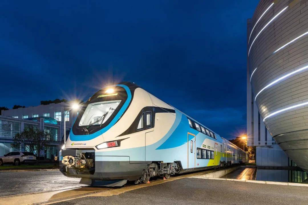 中国首列出口欧洲双层动车组下线,最高运营时速200公里