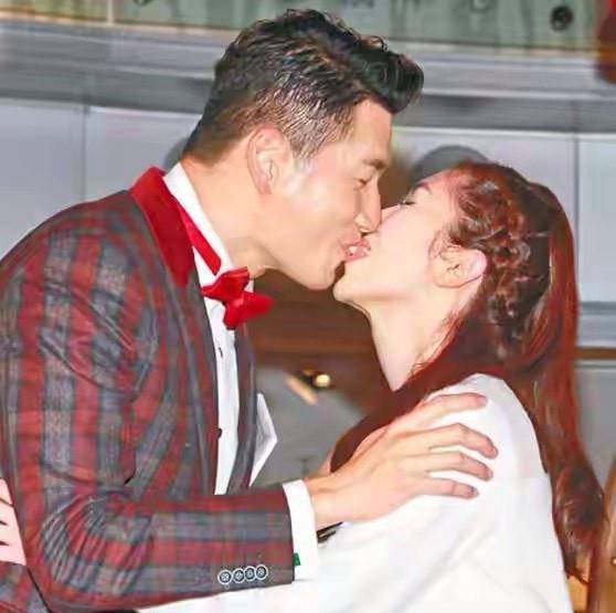 51岁袁文杰与小7岁女友领证,秘密同居多年,不介意对方离过婚_张洁莲