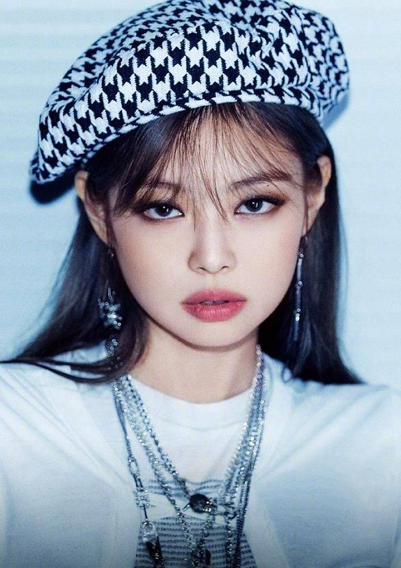 高冷女孩jennie化作秋日优雅女郎,以花园名媛下午茶为海报背景.