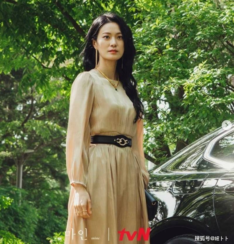 我们看到剧中场景整体上走的是奢华风,家居陈设处处彰显着贵气.