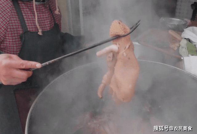 山东金乡火了20年的烧羊肉,65元1斤吃不腻,夹上烧饼吃更过瘾