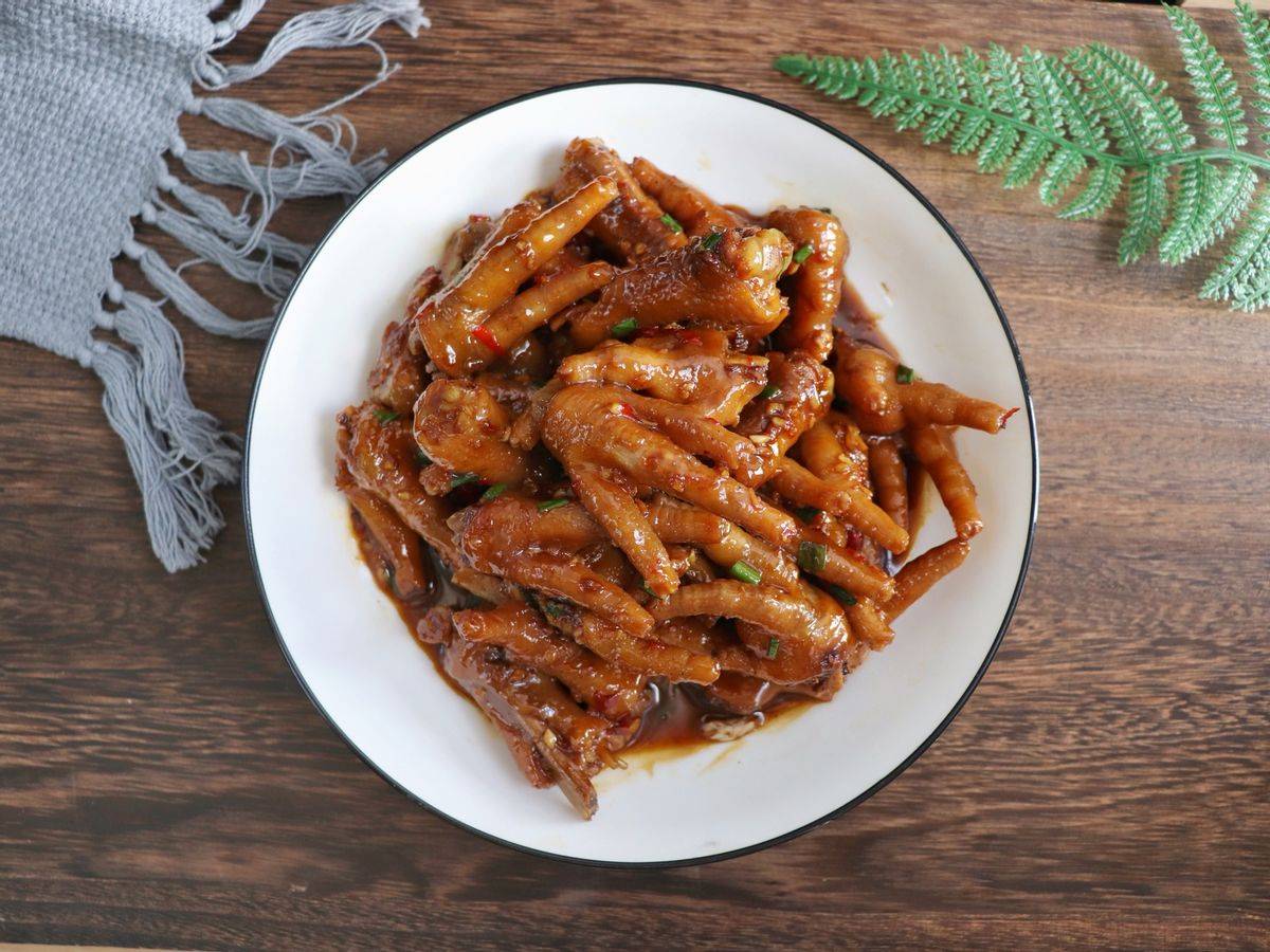 自制香辣蒜香鸡爪 软糯入味 色泽诱人 好吃到舔手指 小时候