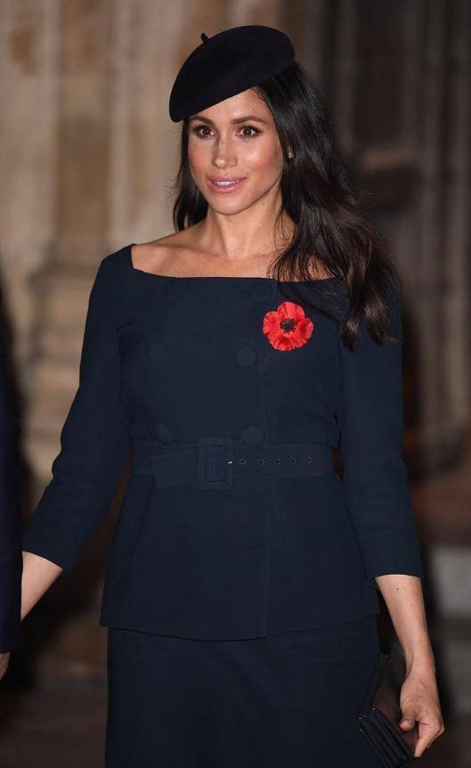 梅根还是那么高调,穿深色长裙显完美身材,凹凸有致让人着迷