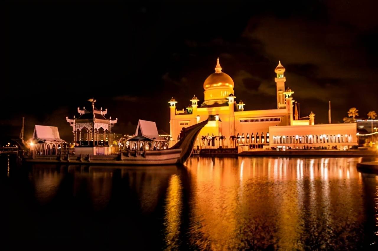 文莱小王子娶妻新娘头顶6颗翡翠王冠手拿钻石花脚套黄金环