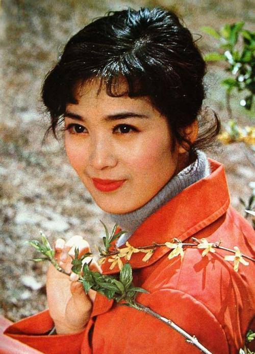 她打败刘晓庆获双料影后,却深陷"流氓大案",无奈息影远走美国