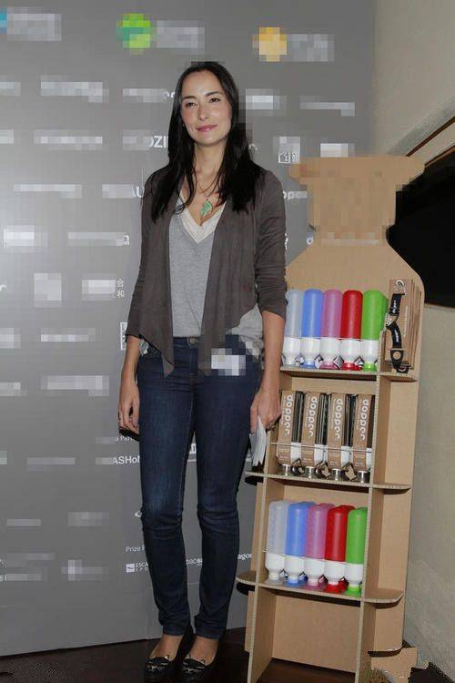 不过虽然两人上了年纪,但是吴彦祖的老婆lisa selesner气质上还是能够