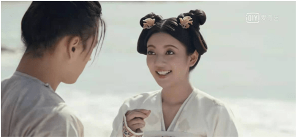 手,打开手中贝壳送给她一颗珍珠,想陪她聊会天,这时陆琪过来找陆盈盈