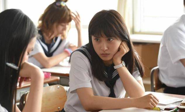 原创初中女学生的迷惑行为自我感觉很好老师同学觉得非主流