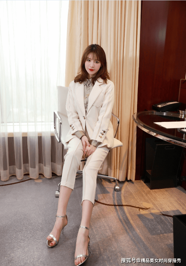米白色的西装套装细节上做足了设计满满的高级感时尚又高级