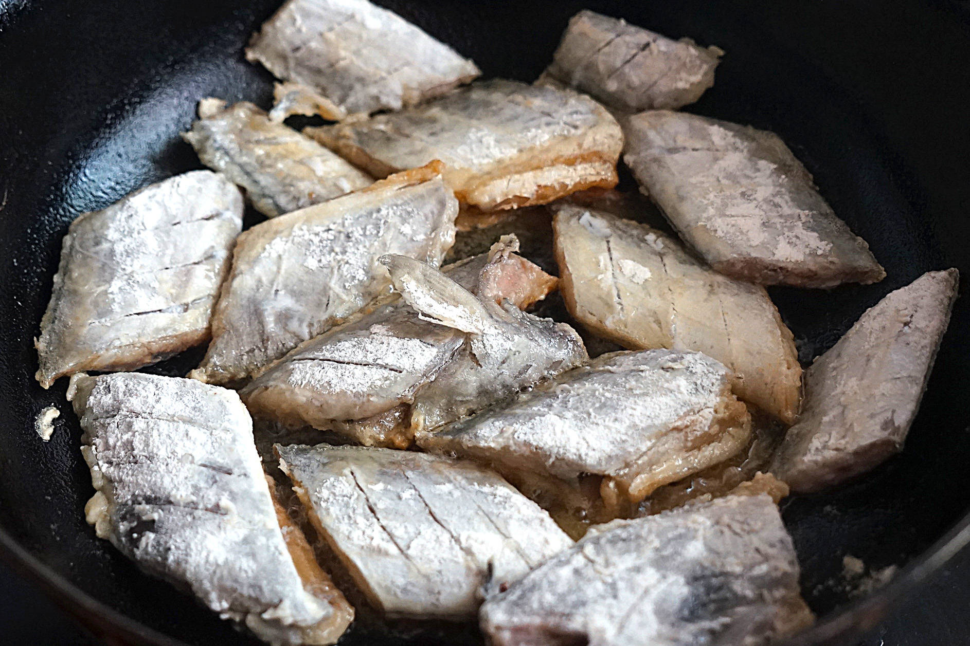 紅燒帶魚怎麼做才好吃?掌握這幾個技巧,帶魚不破皮又沒腥味