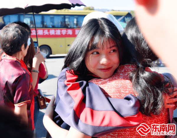 肖晓敏 摄三明一中,前来送考的家长身穿红色衣服祝福考生.