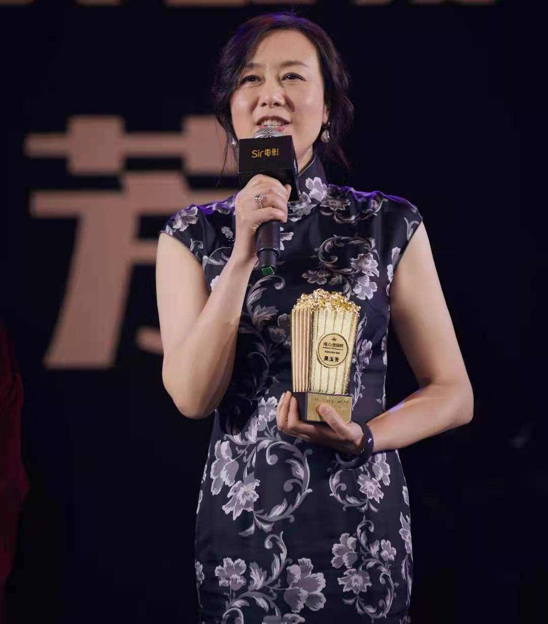 吴玉芳真是个时髦老太太穿印花裙戴渔夫帽古典不土58岁也迷人