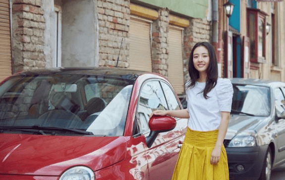 张雨剑和老婆牵手度假,吴倩牛仔短裙配小吊带,当妈妈后依旧甜美