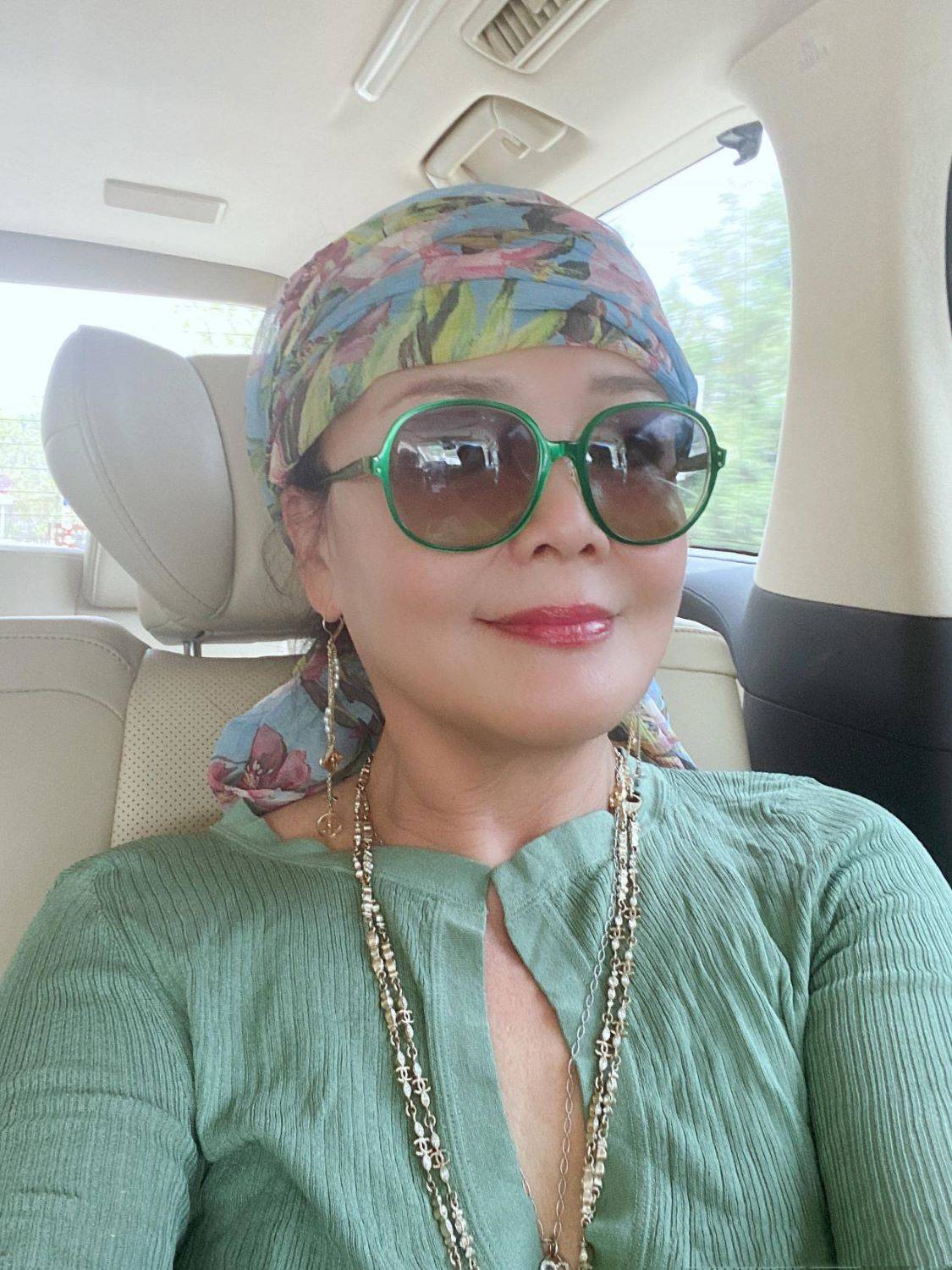 张兰室外拍照脸出油出汗穿长裙勒出大肚腩老了还没个老人样