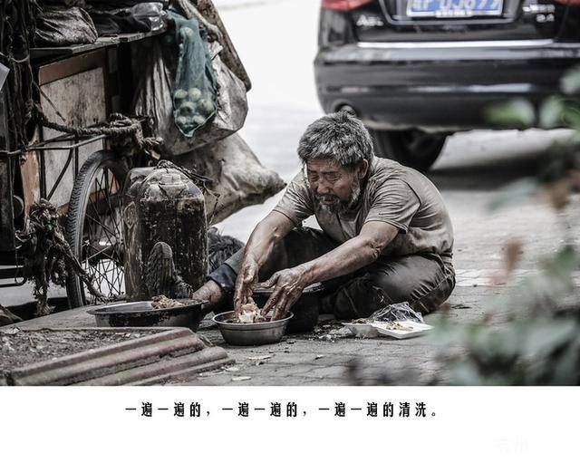 83岁老人常常连饭都吃不饱却依然坚持收养几条流浪狗感动