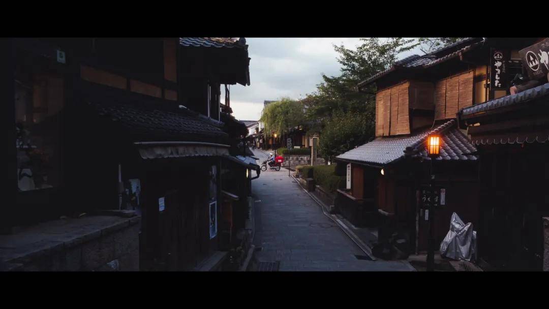 红墙、蓝天、白云,这才是夏天打开京都的正确方式!