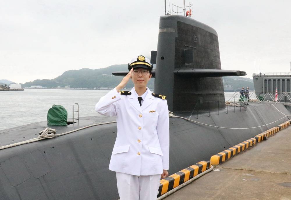 据日本防卫省披露,今年5月18日,27岁的竹之内里咲2等海尉(海军中尉)